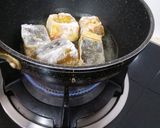 Foto langkah ke 4 dari resep Ikan pari masak kuning daun seledri.