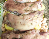 Foto del paso 2 de la receta: Pies de cerdo con patatas y judías blancas