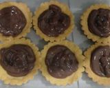 Foto langkah ke 3 dari resep Mini pie coklat strawberry.