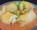 Foto langkah ke 5 dari resep Sawi gulung isi ayam saos pedas.
