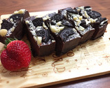 A picture of step 14 of Easy No-Bake Oreo Chocolate Cake.