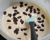 Foto del paso 3 de la receta: Bizcochuelo esponjoso con pera y pasas sin manteca