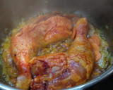 Foto del paso 3 de la receta: Guiso de muslos de pollo con cerveza