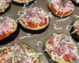 Foto del paso 2 de la receta: Berenpizza: mini pizzas de berenjena con mozzarella, tomate y bacon🧡