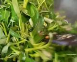 Foto langkah ke 3 dari resep Tumis Kangkung Bakso Ikan.