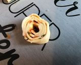 Une image de l'étape 6 de Feuilletés spirales aux olives noires, moutarde américaine, herbes et coulis de tomates.