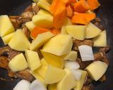 A picture of step 3 of Braised Pork Ribs with Potatoes.