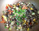 รูปขั้นตอนการทำที่ 6 ของ เห็ดหูหนูผัดไข่