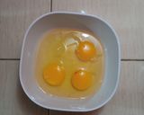 Foto langkah ke 2 dari resep 10. telur iris untuk nasi kuning.