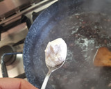 Foto del paso 6 de la receta: Calamarcitos en su tinta encebollados y roneados