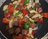 Foto langkah ke 4 dari resep Saikoro paprika tumis.