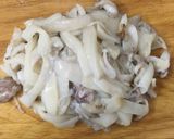 Hình bước làm 2 của món Mực Hải Hậu xào thập cẩm.