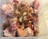 Hình bước làm 1 của món Thịt ba chỉ kho củ cải và đậu phụ