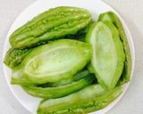 Hình bước làm 1 của món Trái khổ qua xào trứng