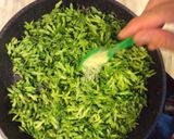 Hình bước làm 3 của món Hoa thiên lý xào thịt bò của O Gái