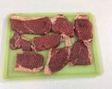 Hình bước làm 1 của món Bò Achentina làm beefsteak ở Việt Nam