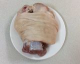 Hình bước làm 1 của món Chân giò bó lạt luộc