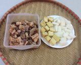 Hình bước làm 2 của món Thịt ba chỉ kho củ cải và đậu phụ