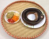 Hình bước làm 1 của món Bánh tráng vừng xúc lươn bằm
