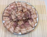 Hình bước làm 1 của món Thịt ba rọi, thit bò nướng trên bàn