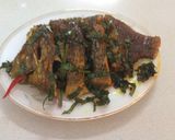 Hình bước làm 3 của món Cà rô phi kho lá nghệ