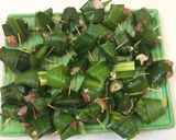 Hình bước làm 4 của món Đùi gà cuốn lá dứa ( lá cơm nếp)