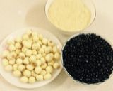 Hình bước làm 1 của món Chè hạt sen đậu đen 