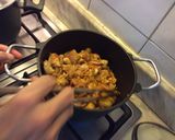 Hình bước làm 5 của món Thịt đùi gà rang sả băm