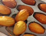 Une image de l'étape 3 de Petites madeleines aux fleurs blanches.