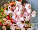 Foto langkah ke 8 dari resep Tumis cumi pelangi.