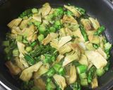 Foto del passaggio 3 della ricetta Cous Cous agli asparagi, carciofi e speck