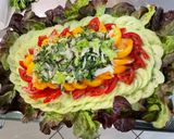 Une image de l'étape 16 de Salade composée au concombre, tomates, feuille de chêne et oignon rouge.