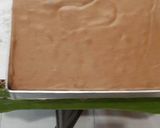 Foto langkah ke 3 dari resep Swissroll Brownies with filling mocca butter icecream.
