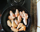 Foto del paso 2 de la receta: Alitas de pollo fritas con patatas panaderas🥔🧅🌶️🍖🍗