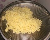 Foto langkah ke 2 dari resep Omlet Mie Ekonomis.