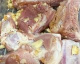 Hình bước làm 1 của món Cơm nhà với má đùi gà nướng ngũ vị, canh sườn củ cải cà rốt, salad đào việt quất, khoai tây chiên