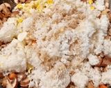 Foto langkah ke 3 dari resep Egg & Mushroom Fried Rice.
