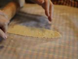 Bánh mận tím và quả phỉ nướng