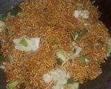 Foto langkah ke 6 dari resep Mie Goreng Simpel.