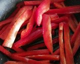Foto del paso 2 de la receta: Merluza en salsa de pimientos con gambas y espinacas