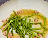 Gambar langkah 3 resipi Stir Fried Asparagus.