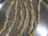 ફરસી ટ્વીસ્ટ પૂરી (Farsi Twist Poori Recipe In Gujarati)