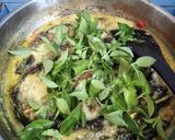 Foto langkah ke 6 dari resep Mangut Lele plus Taburan Kemangi.