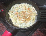 Foto del paso 2 de la receta: Bocadillo de tortilla francesa con zanahoria y jamón serrano