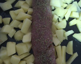 Foto del paso 4 de la receta: Solomillo de pavo y jamón con patatas, pasas y piñones (horno)
