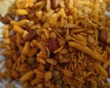 A picture of step 2 of Murmura chaat.