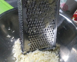 Foto del paso 2 de la receta: Arepa de yuca con queso