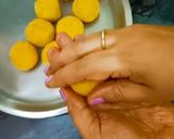 A picture of step 6 of Panjiri Laddu recipe from flour and gram flour.