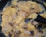 Foto del paso 3 de la receta: Huevos con champiñones y mortadela