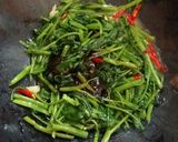 Foto langkah ke 4 dari resep Tumis Kangkung Praktis.